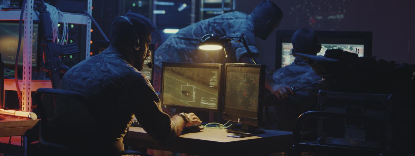 在军事基地的控制室里用卫星控制电脑